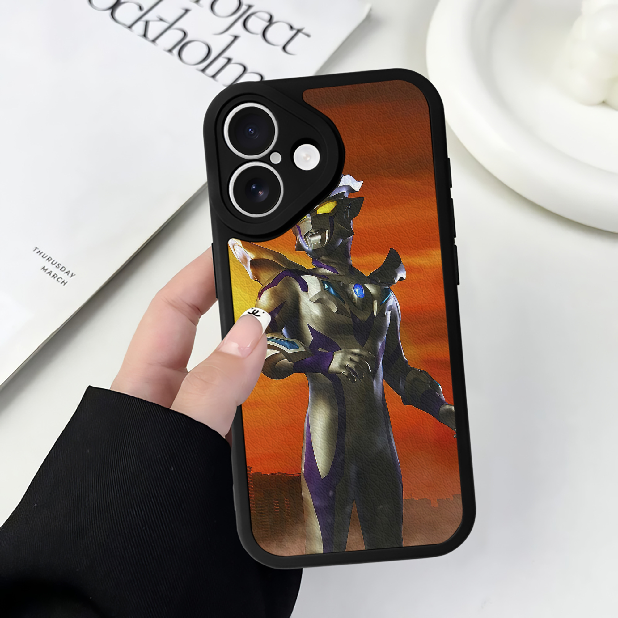 （画像用） ウルトラマン Ultraman 【iPhone 16シリーズ対応】シリコンスマホケース（レザー調） 材質：シリコン